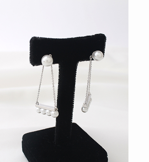 Triangle pearl earrings[Silver post]