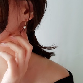 Mini ring pearl earringsTitanium post